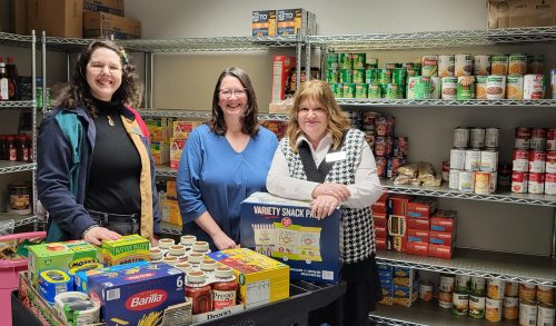 McLean County Farm Bureau Community Engagement Chair,
Karen Corrigan (center), delivered food items to the Heartland
Community College Food Pantry in honor of Giving Tuesday.